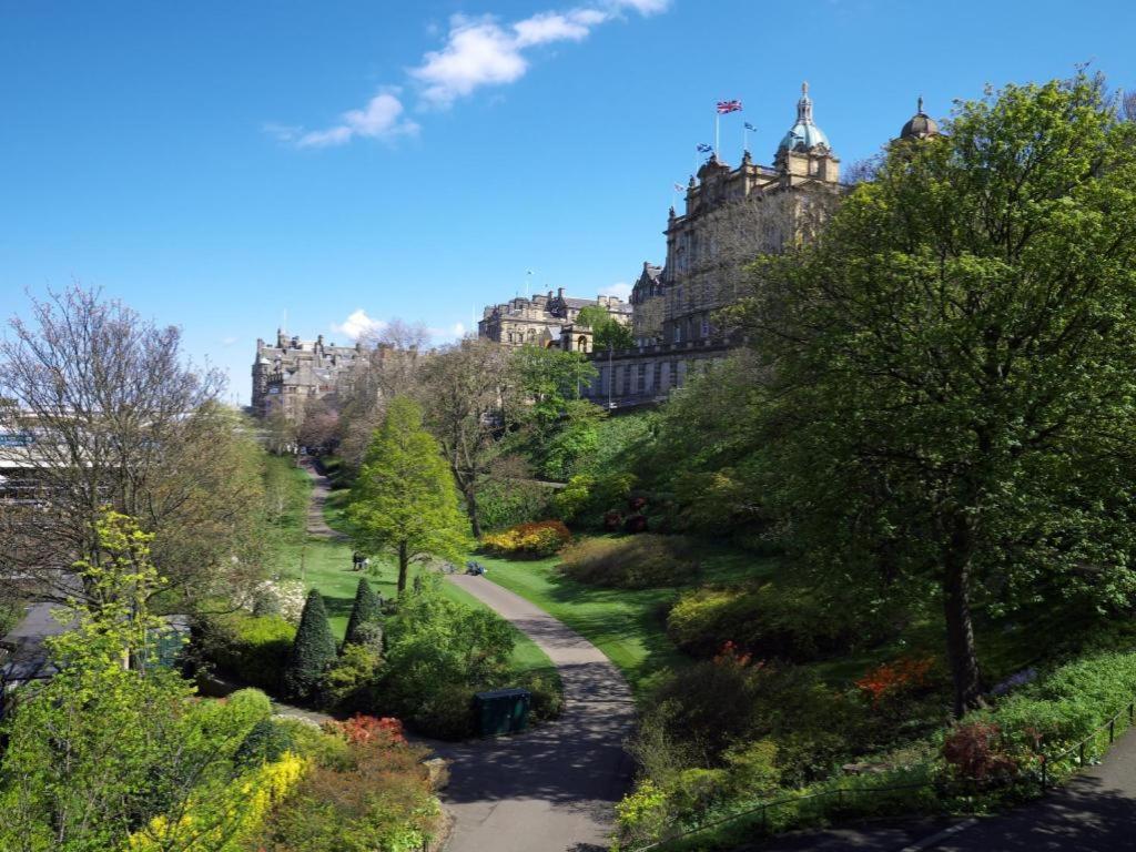 Travelodge Edinburgh Central Queen Street — Photos 1